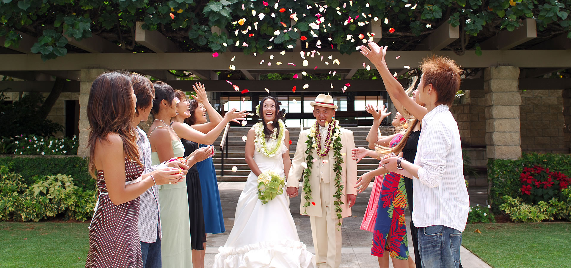 素敵なハワイ挙式を演出する ハワイ オアフ島で唯一海辺に立つ教会 キャルバリー バイ ザ シー ウエディング 公式サイト
